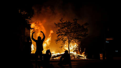 Manifestantes toman la estación de policía en medio de enfrentamientos, incendios y gases lacrimógenos en Mineápolis (VIDEOS)