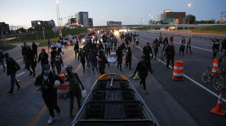 Multitudes rodean la estación de Policía en Mineápolis y sus oficiales no logran imponer el toque de queda (VIDEOS)