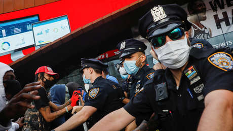 La Policía de Nueva York investiga a un oficial que presuntamente arrojó a una manifestante contra el suelo (VIDEOS)