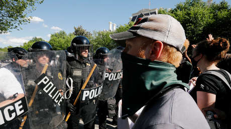 Manifestantes se enfrentan con la Policía afuera de la Casa Blanca (VIDEO)