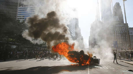Incendian patrulleros durante una protesta en Filadelfia y el alcalde impone el toque de queda (VIDEOS)