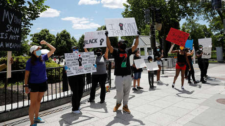 VIDEO: Un 'sheriff' de EE.UU. y sus agentes bajan las armas y se unen a una protesta por la muerte de Floyd