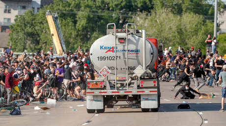 VIDEOS: Un camión cisterna embiste contra manifestantes en Mineápolis