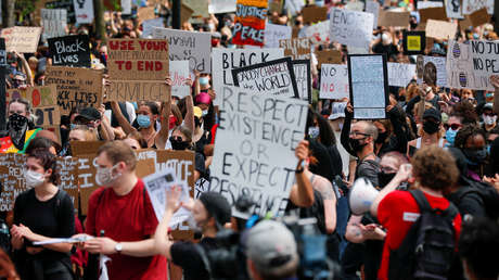 Presentan cargos contra otros 3 agentes involucrados en la detención de George Floyd