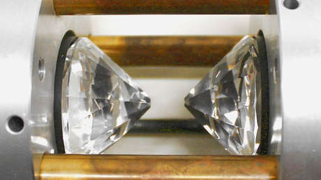 Comprimen nitrógeno como en una fábrica de diamantes y obtienen una estructura similar al fósforo negro