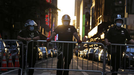 VIDEO: Un anciano se golpea la cabeza contra el suelo tras ser empujado por dos policías en Búfalo y acaba hospitalizado