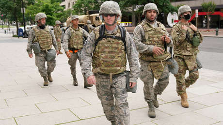 VIDEOS: Soldados de la Guardia Nacional en EE.UU. bailan la 'Macarena' con los manifestantes antes del toque de queda