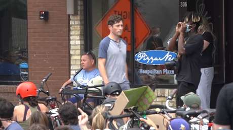 VIDEO: Expulsan de una protesta contra la brutalidad policial al alcalde de Mineápolis, después de que rechazara dejar de financiar a la Policía 