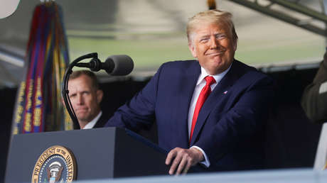 "Rendí honores militares 600 veces": Trump desmiente los rumores de que tiene párkinson y justifica su insegura caminata por una rampa (VIDEO)