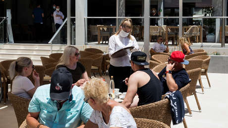 "Comer paella con mascarilla es complicado": España se abre al turismo internacional mientras el pesimismo cala en el sector