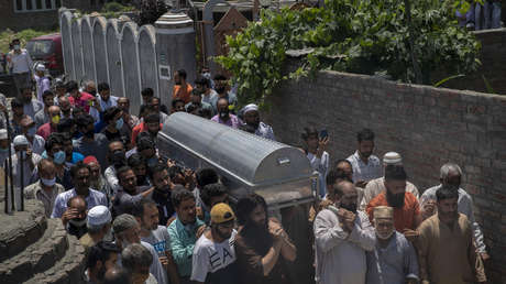 La foto de un niño de 3 años sentado sobre el cadáver de su abuelo acribillado aviva la polémica sobre el conflicto en Cachemira
