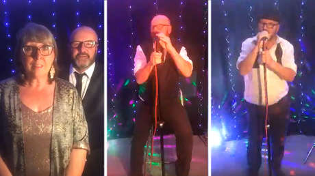 Un británico sufre ataque cardíaco durante un concierto virtual, pero continúa cantando