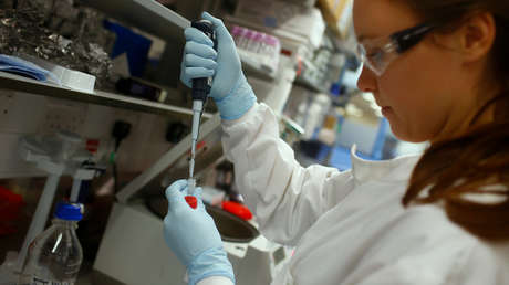 La fase uno de los ensayos de la vacuna contra covid-19 de la Universidad de Oxford muestra que es segura e induce una reacción inmune