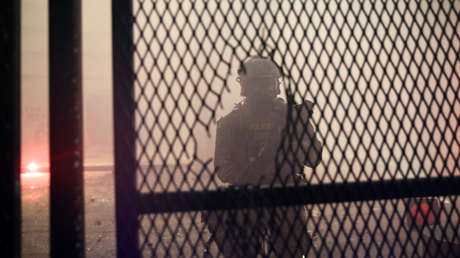 EE.UU.: Manifestantes usan sierras eléctricas para atravesar barreras ante el Juzgado federal de Portland (VIDEO)