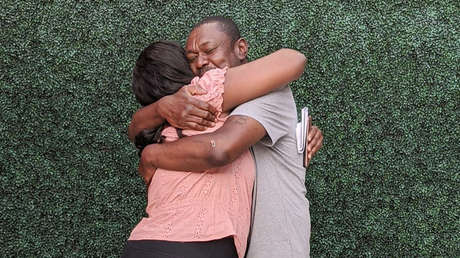 FOTOS: Un hombre sin hogar se reúne con su familia por primera vez en 20 años gracias a la ayuda de una pareja