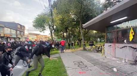VIDEOS: Manifestantes vandalizan la unidad de Policía donde murió un abogado colombiano tras ser brutalmente reducido por dos agentes