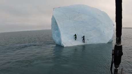 VIDEO: Un iceberg se vuelca con dos aventureros encima en el océano Ártico