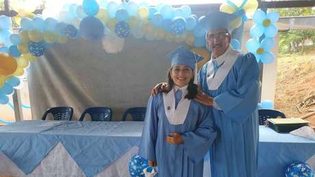 VIDEO: La emotiva graduación de bachillerato del alcalde colombiano de Turbaco, el exguerrillero conocido como 'el cantante de las FARC'