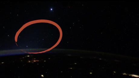 Un cosmonauta de la EEI revela qué son los misteriosos ovnis luminosos que filmó en agosto desde el espacio