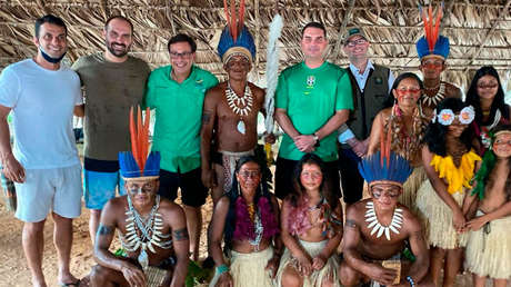 Los hijos de Bolsonaro y dos miembros del Gobierno de Brasil visitan una aldea indígena sin usar mascarillas