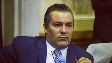 El diputado del Congreso argentino Juan Ameri manosea y besa los pechos de una mujer en plena sesión virtual y termina suspendido