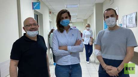 Empleados extranjeros de RT se someten a un examen médico para participar como voluntarios en la fase 3 de los ensayos de Sputnik V