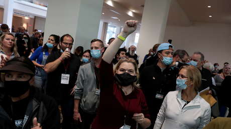 VIDEOS: Una multitud de manifestantes corea "paren el recuento" y trata de entrar en un lugar de escrutinio de votos en Míchigan