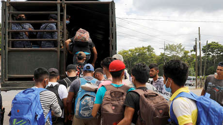 "Los llevamos a un campo de concentración y los quemamos como Hitler": Destituyen a profesor mexicano por sus comentarios sobre los migrantes (VIDEO)