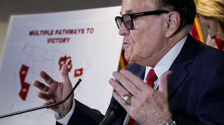 "Dinero comunista" y un software supervisado por el fallecido Hugo Chávez: la nueva explicación del equipo de Trump al "fraude" electoral en EE.UU.