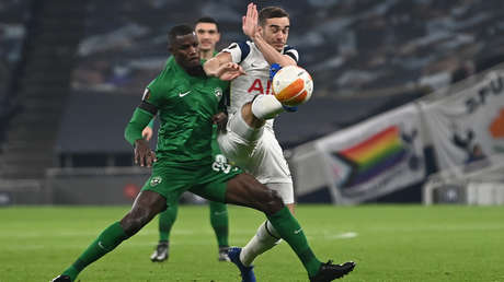 VIDEO: Futbolista marca un sorprendente gol desde casi media cancha y admite que fue pura casualidad