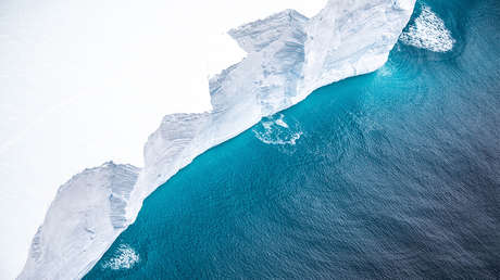 FOTOS: Impresionantes imágenes aéreas del iceberg más grande del mundo, que amenaza con colisionar con un santuario de pingüinos y focas