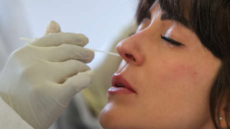 Nuevos estudios de la vacuna contra el covid-19 de AstraZeneca sugieren que es segura y muestra un 70 % de efectividad