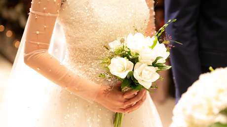 Una mujer vuelve a casarse con el mismo hombre tras olvidarlo después de perder la memoria por una lesión