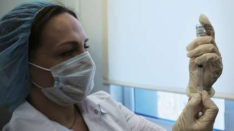 Revelan cómo se sienten los voluntarios que recibieron la segunda vacuna rusa contra el covid-19 EpiVacCorona