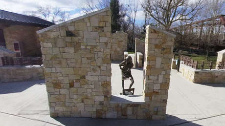 FOTOS: Vandalizan con propaganda nazi un monumento a Ana Frank en EE.UU.