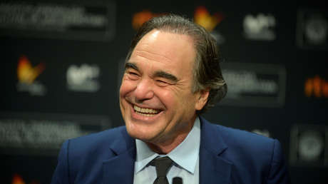 Oliver Stone se vacuna con la Sputnik V, el fármaco ruso contra el covid-19