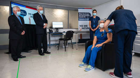 Zulema Riquelme, una enfermera de 46 años, la primera en recibir la vacuna de Pfizer contra el coronavirus en Chile