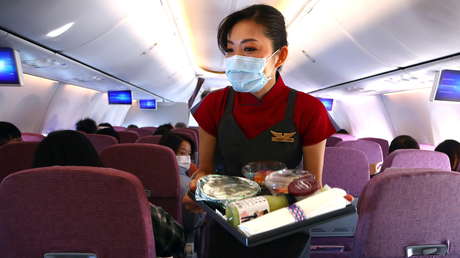 Multan con 13.000 dólares a un grupo de azafatas que violó la cuarentena del coronavirus para irse de compras