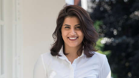 Condenan a más de 5 años de cárcel a una activista feminista acusada de dañar el orden público y promover una agenda extranjera en Arabia Saudita