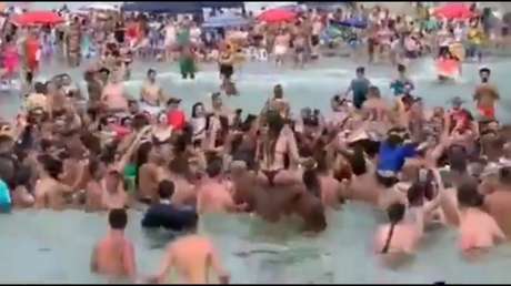 VIDEO: Bolsonaro provoca una aglomeración al visitar una playa y nadar con bañistas a pesar de la pandemia