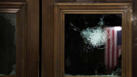 Momento en que la Policía dispara a la mujer que murió durante el asalto al Capitolio por simpatizantes de Trump (VIDEOS)