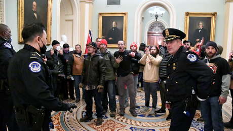 Dos oficiales de la Policía del Capitolio fueron suspendidos y al menos otros 10 están bajo investigación por su supuesto papel en el asalto