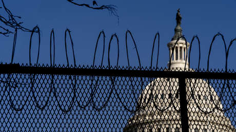 Alambre de púas alrededor del Capitolio, ventanas tapiadas y Guardia Nacional armada: Washington se prepara para la toma de posesión de Biden (VIDEO)