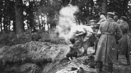 Cómo una aterradora imagen de una mujer y dos niños frente a una fosa común ayudó a reconstruir una masacre de hace 80 años