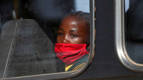 Principal epidemiólogo de Sudáfrica dice que la nueva cepa de covid-19 es un 50 % más infecciosa que la original