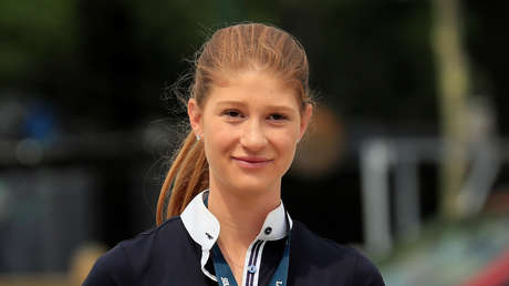 La hija de Bill Gates se vacuna y se mofa de las teorías de la conspiración que involucran a su padre