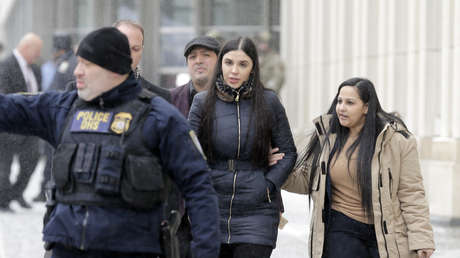 Jueza ordena la detención temporal de Emma Coronel durante su audiencia ante una Corte federal en EE.UU.