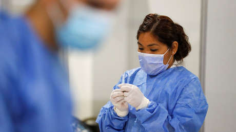 Les niegan vacunas a enfermeras de Argentina y sospechan que se las dieron a personas no prioritarias