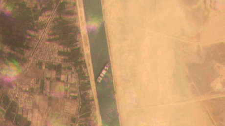 VIDEO, FOTOS: Decenas de barcos hacen fila frente al Canal de Suez a la espera del rescate del enorme carguero encallado que bloquea el paso