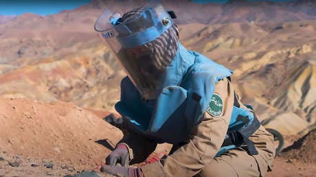 "Por el bien de mis hijos": Una madre afgana de 26 años arriesga su vida para librar a su país de las minas